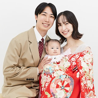掛け着で家族写真